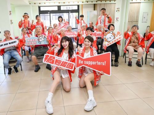 李多慧徹底「台化」超有長輩緣，擔任Be supporters! 橘應援團招募大使，親訪日照中心與長輩共同應援身心健康